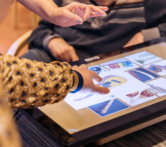 handen boven een digitaal scherm