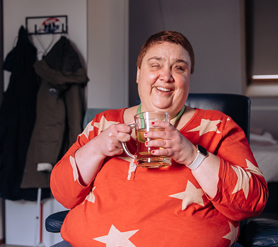 lachende vrouw drinkt thee