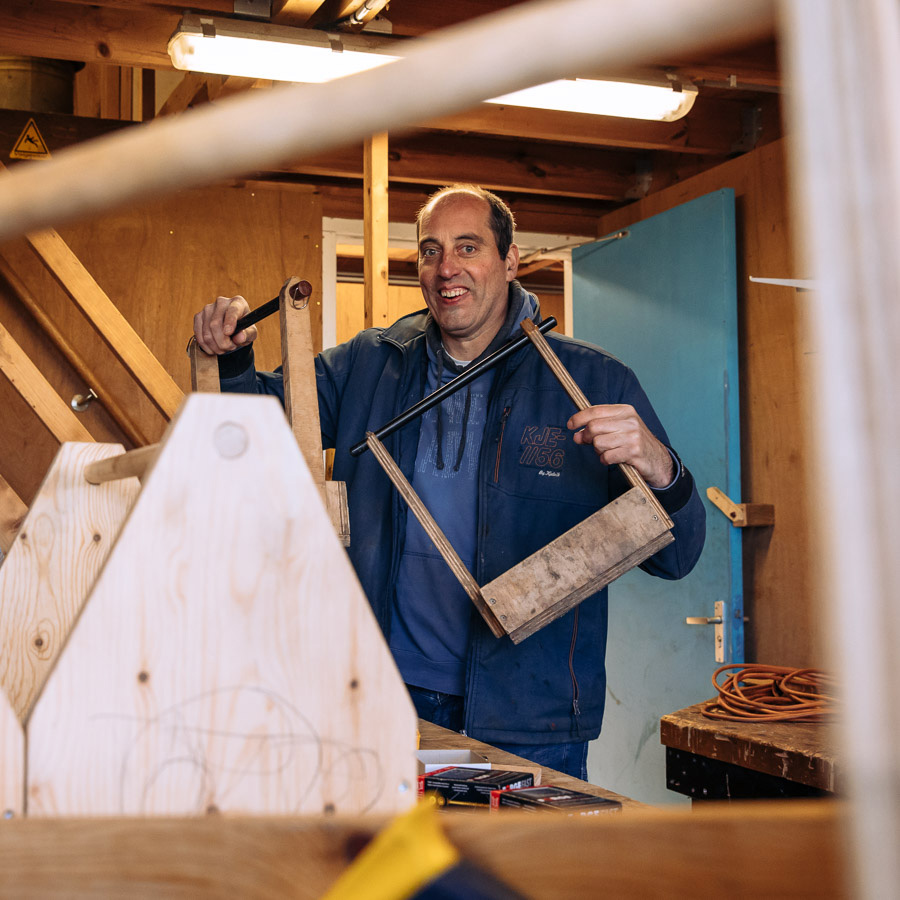 lachende man is aan het werk
