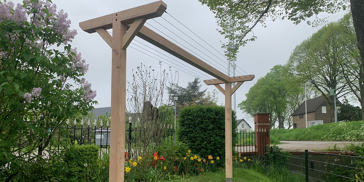een robuuste waslijn in een tuin zonder wasgoed